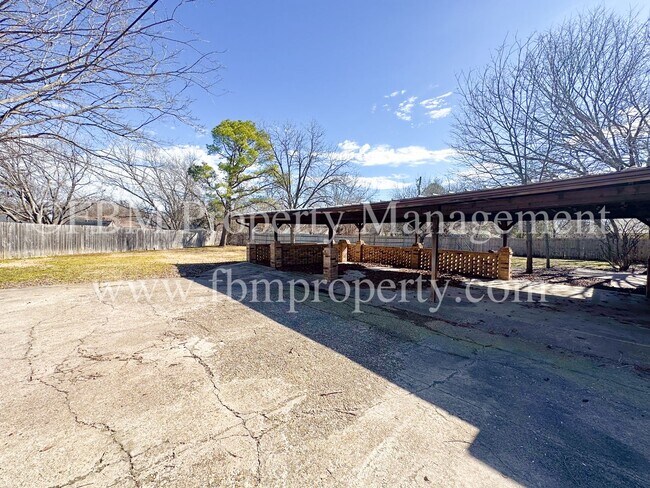 Building Photo - 1204 Williamsburg Dr