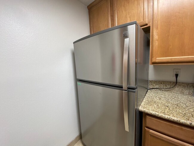 Building Photo - Awesome Condo - Complex W/ Pool, Gym & BBQ...