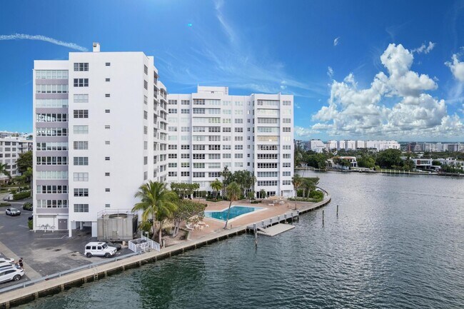 Building Photo - 9102 W Bay Harbor Dr