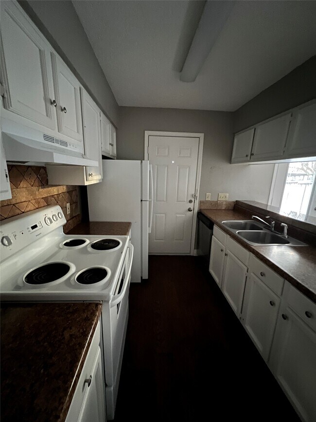 Building Photo - 1945 Miramar Green St