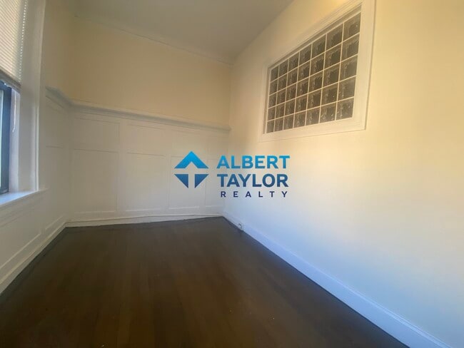 Building Photo - 460 Park Dr
