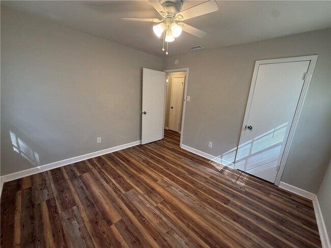 Building Photo - 505 Newport Dr W