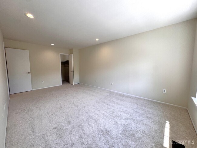 Building Photo - 4 Pond View Dr