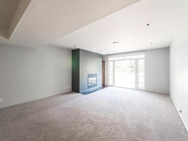 Building Photo - 2222 N Beachwood Dr