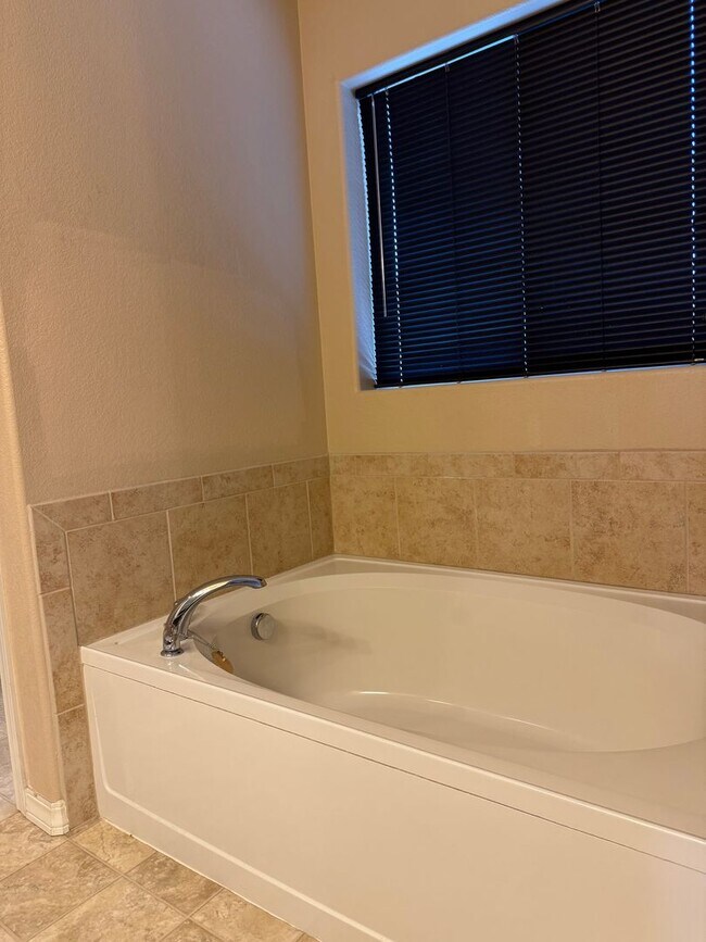 Building Photo - Everything you need! 3 bed/2.5 bath, 2-car garage