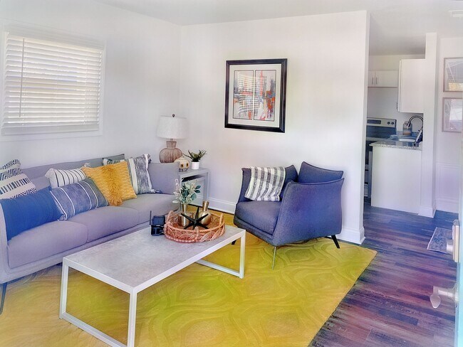 Building Photo - "Experience Urban Living at its Finest at The Flats at 2200!/"¡Experimenta la Vida Urbana en su M...