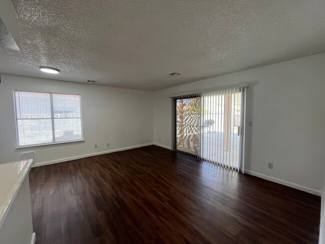 Building Photo - Bright & Beautifully Renovated 3 Bed, 2 Ba...