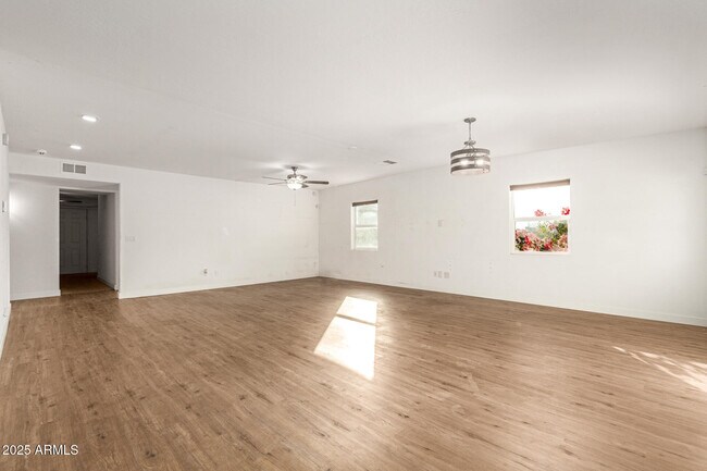 Building Photo - 407 E Eason Ave