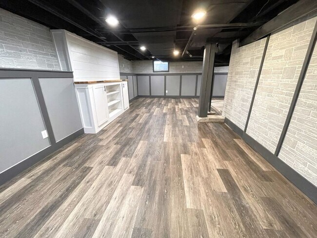 Building Photo - 129 Lathrop St