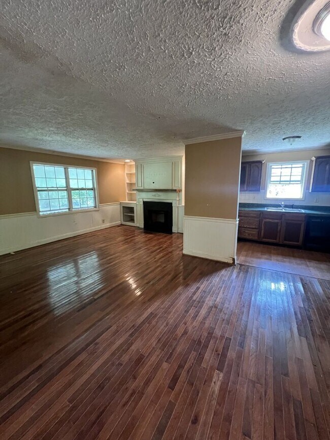 Building Photo - Charming Home in Rock Spring, GA!