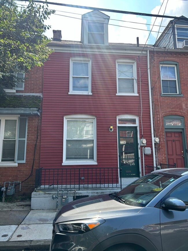 Building Photo - Welcoming 3 Bedroom in Lancaster City