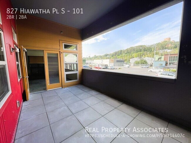 Building Photo - 827 Hiawatha Pl S