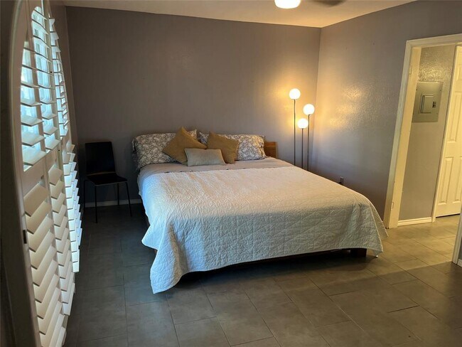 Building Photo - 505 W 7th St