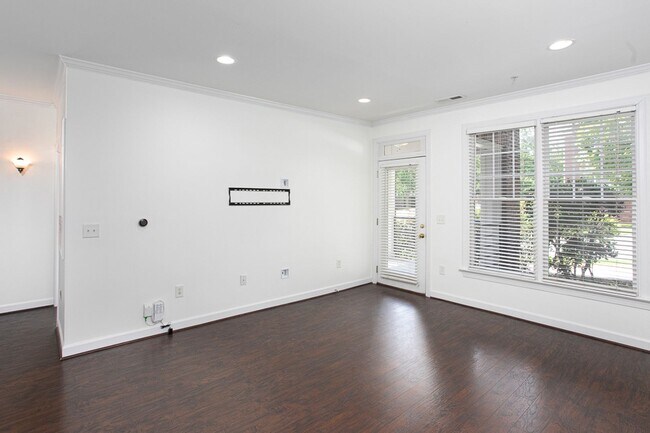 Building Photo - Beautiful 2 Bedroom Condo in Southern Village!