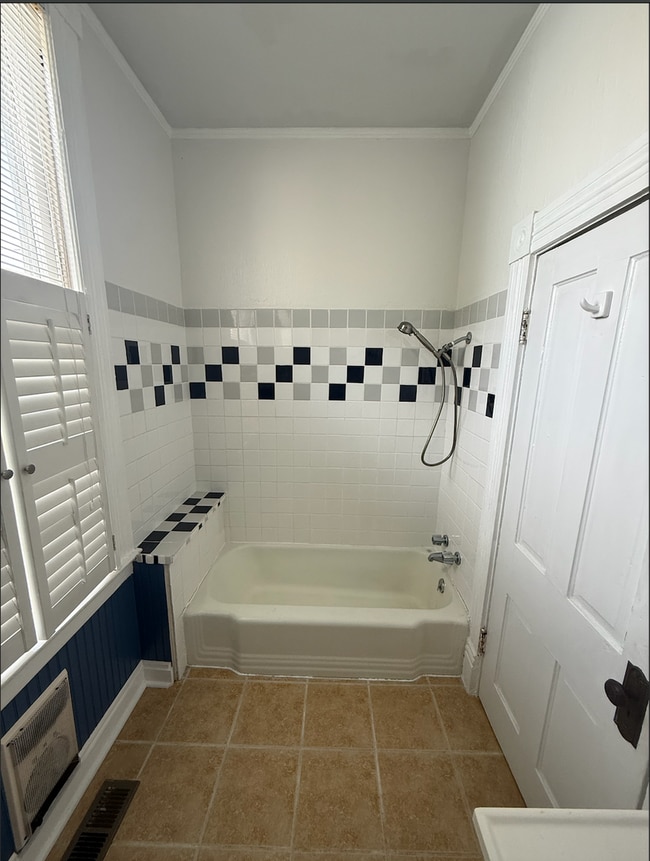 Building Photo - 2 bed/ 2 bath downtown home!