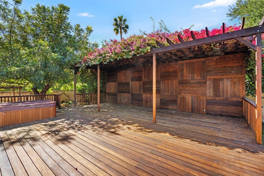 Building Photo - 8757 Encino Ave