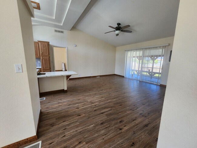 Building Photo - Family Home on 4 acres close to schools