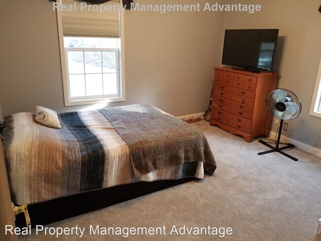 Building Photo - 3 br, 1 bath House - 21845 Novi Rd.