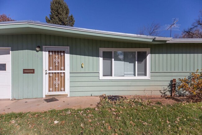 Building Photo - Students Welcome! 3 Bedroom Great Location!