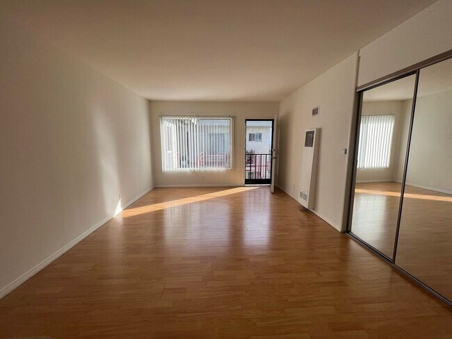 Interior Photo - 5855 Carlton Way,