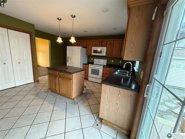 Building Photo - 4 bedroom 2.5 bathroom