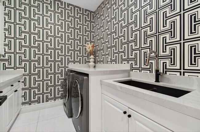 Building Photo - 19886 Meadowside Ln