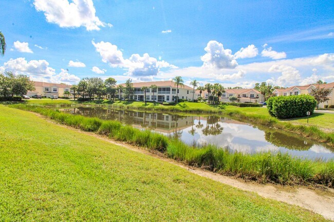 Building Photo - ** SPACIOUS 3 BED/2 BATH COACH HOME WITH T...