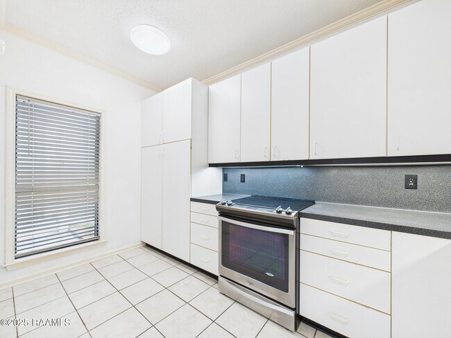 Building Photo - 19 Courtyard Cir