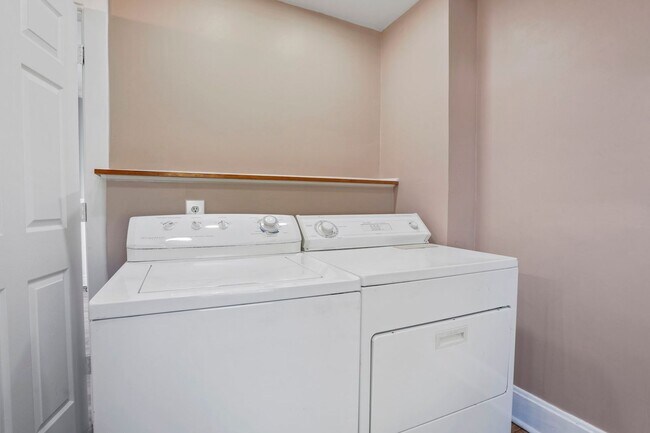 Building Photo - AVAILABLE IN DECEMBER