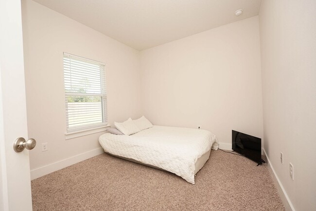 Building Photo - Spacious 5-Bedroom Home in Desirable Crest...
