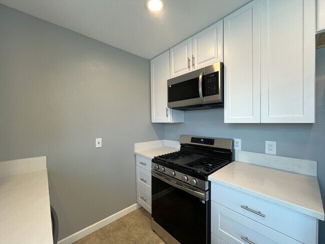 Building Photo - Beautifully Renovated Upstairs unit w/View...