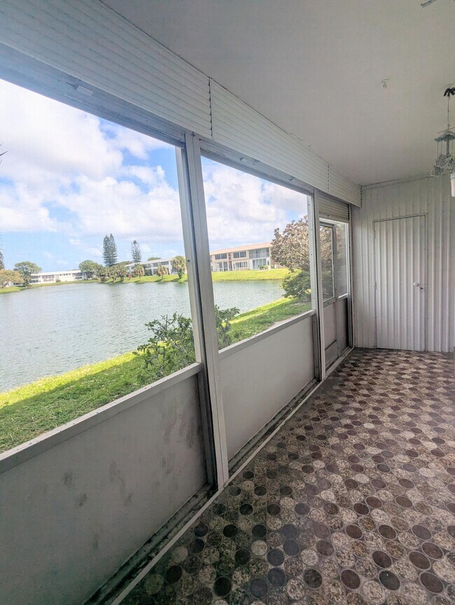 Building Photo - 222 Somerset L