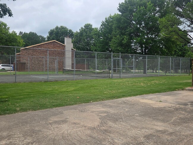 Building Photo - 2588 E Sweetbriar Dr