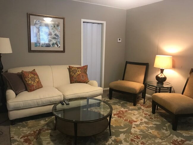 Unit 4 living room - 1607 Hewitt Ave