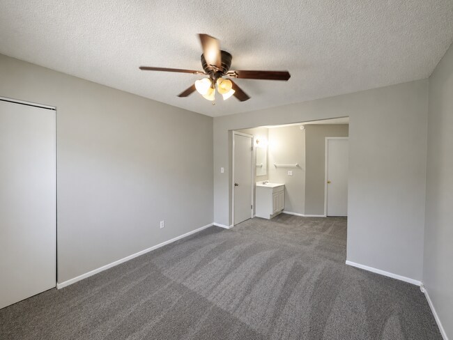 Building Photo - Spacious 3 Bed, 2 Bath Split-Level Duplex with Garage in Lee's Summit!