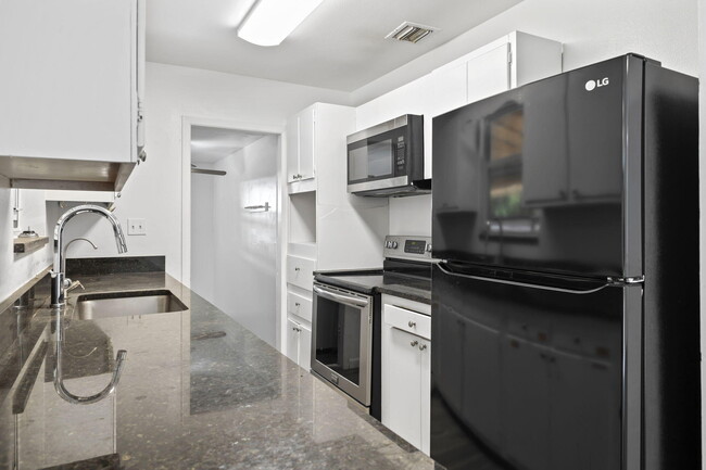 Building Photo - 8012 US-1