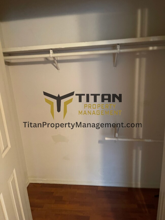 Building Photo - 2 Bed/2 Bath End Unit Apartment