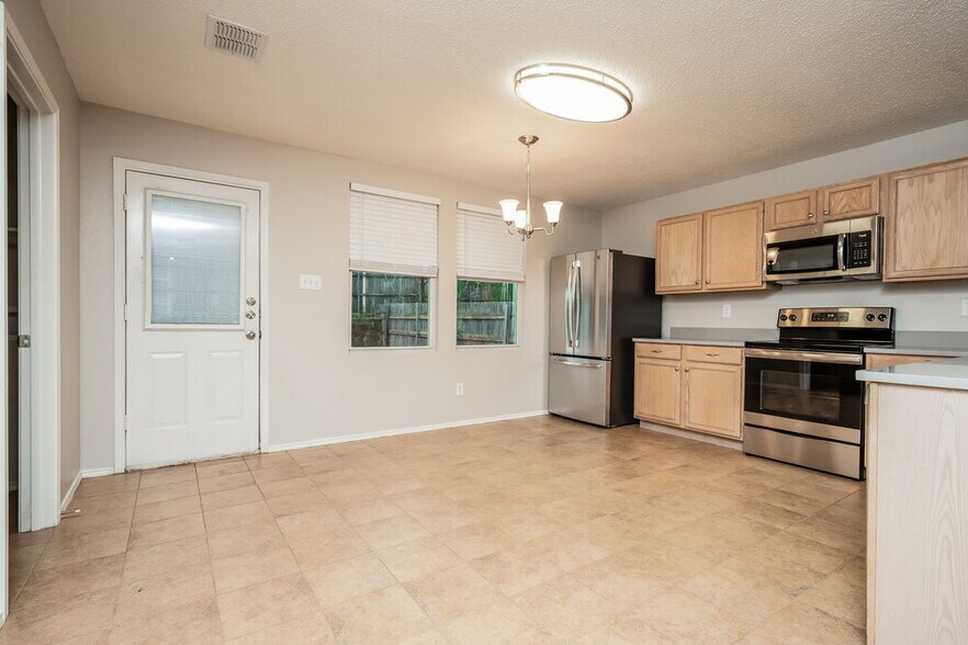 Building Photo - 1901 Lariat Dr