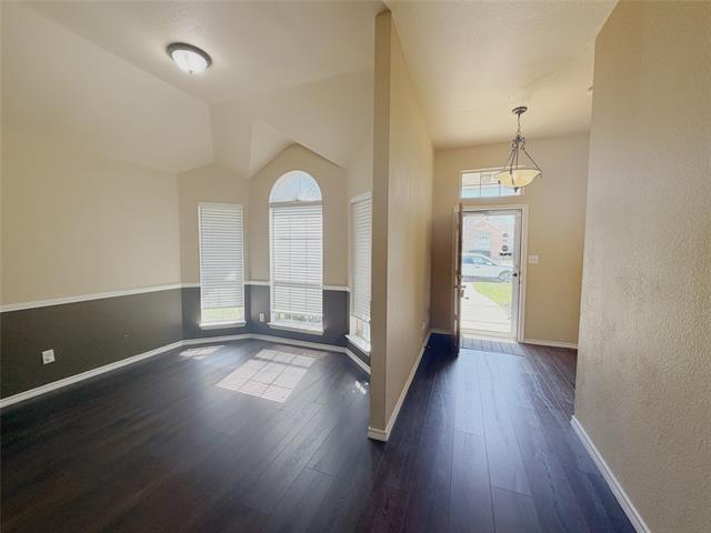 Building Photo - 2213 Chapman Dr