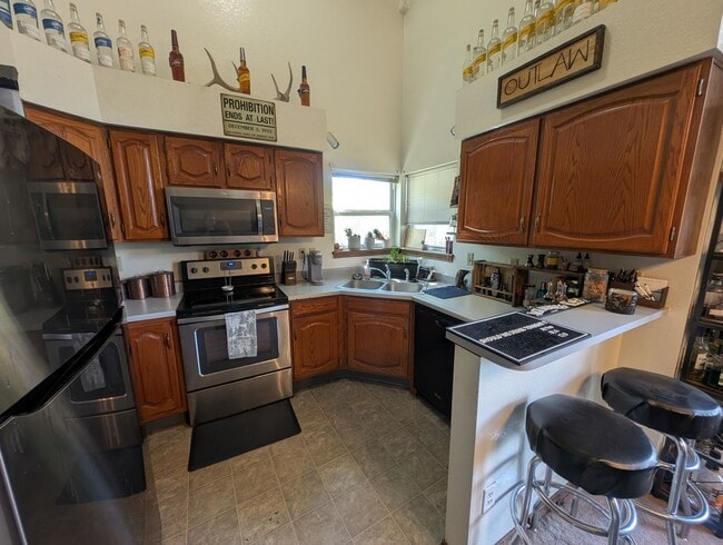 Building Photo - 6740 Holt Dr