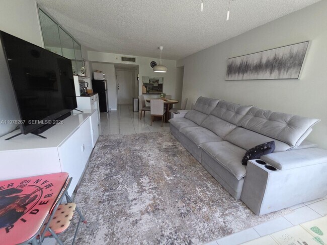 Building Photo - 220 Lakeview Dr