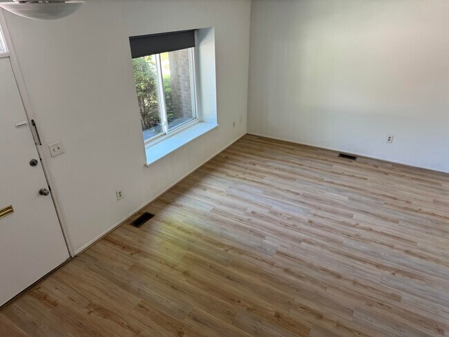 Building Photo - 3200 Bolgos Cir