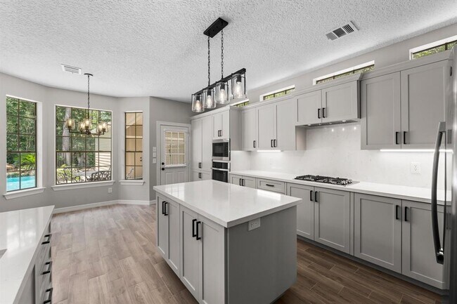 Building Photo - 6 Woodmere Pl