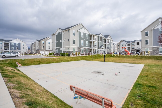 Building Photo - 71 W Silver Springs Dr