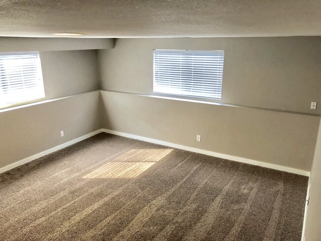 Building Photo - Perfect locale 3 Bed/2Bath Single Family H...