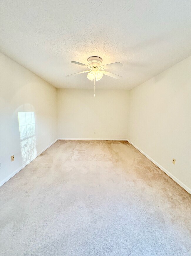 Building Photo - 19 Rose Garden Ln