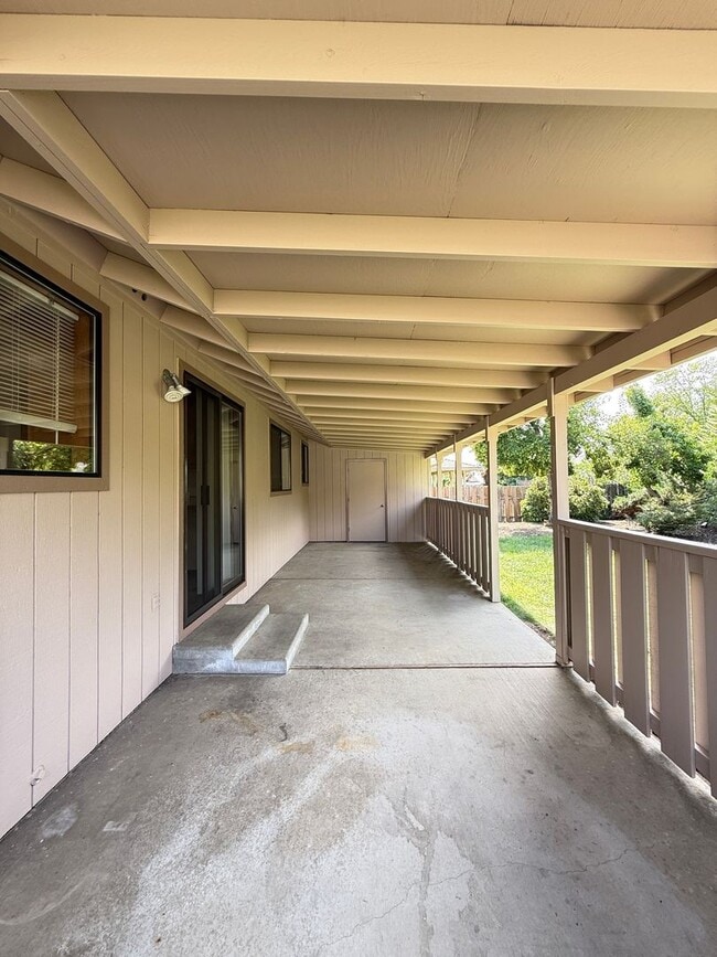Building Photo - Charming 3 bed 2 bath home in SE Medford!