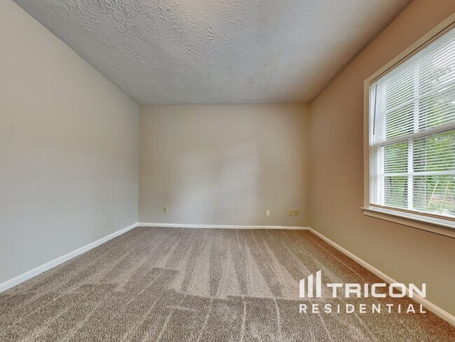 Building Photo - 955 Willow Run