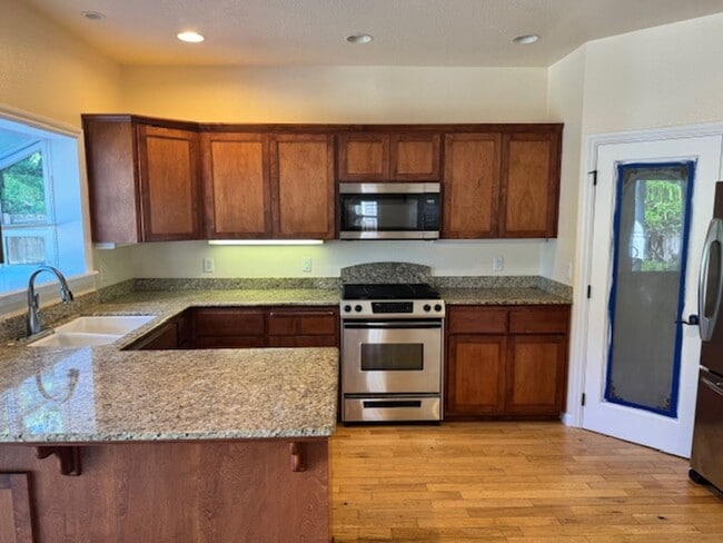 Building Photo - NEW TO MARKET/ LARGE 2 STORY HOME ON PRIVA...