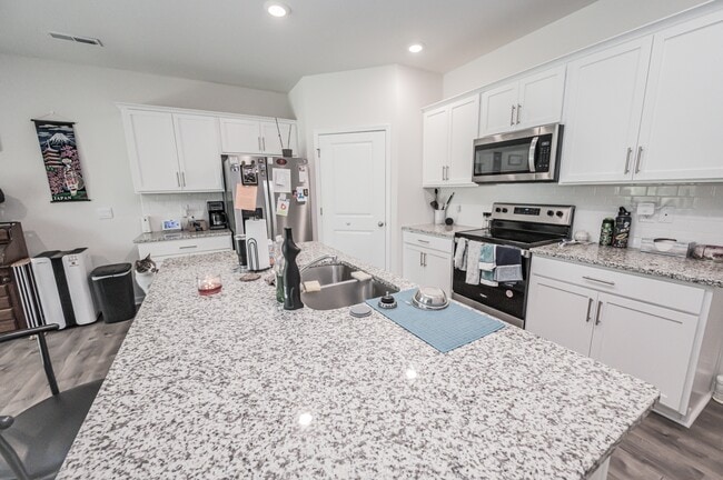 Building Photo - 1201 Santa Lucia Dr